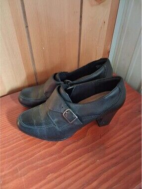 Clarks Women Size 7M Brynn Poppy Buckle Shootie Pumps Leather Black